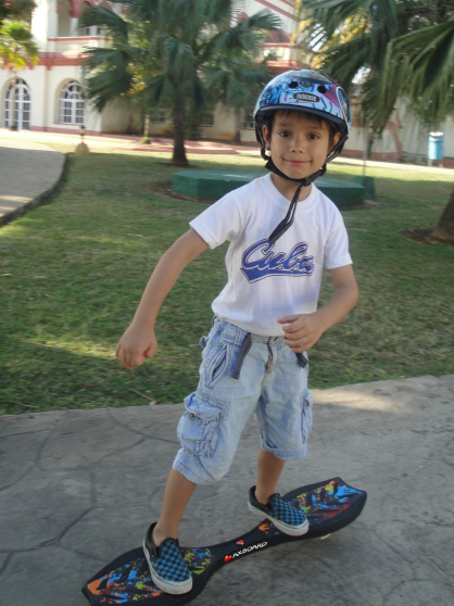 Maxboard splat, gefahren von Kind auf Kuba